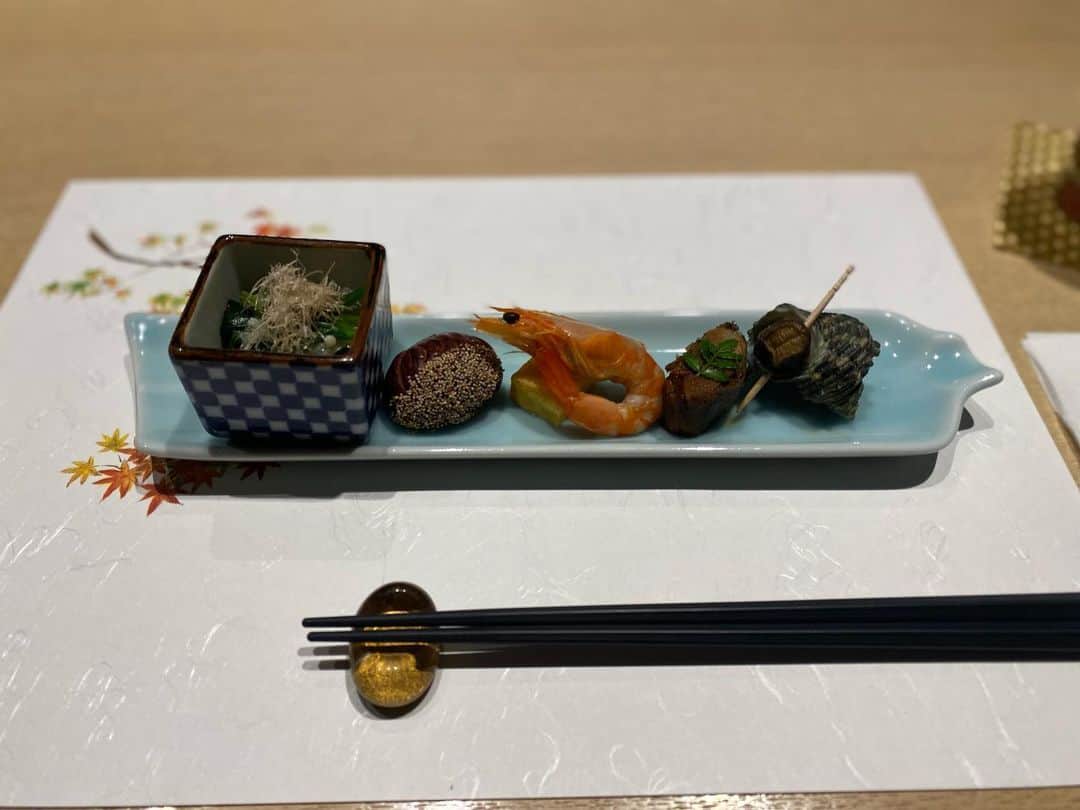 波多野結衣さんのインスタグラム写真 - (波多野結衣Instagram)「いつメンであんりちゃんのお誕生日お祝いしたよ🎉✨  日本料理『桜』さん(@sakura2ws )で 美味しい日本料理をいただきました😊  お刺身も天麩羅もしゃぶしゃぶも全部美味しかったし、個室でまったり落ち着いた雰囲気で皆でお話出来てとても良かったです🍁✨  あんりちゃんも喜んでくれて良かった😊❤️  おめでとう🎉🥳 . . #日本料理 #懐石料理  #西新宿桜 #西新宿グルメ  #delicious #美味しい  #落ち着いた空間  #しゃぶしゃぶ  #女子会 #誕生日 #サプライズ  #おめでとう  #沖田杏梨 #上原亜衣  #佳苗るか #大槻ひびき  #波多野結衣」10月19日 10時43分 - hatachan524