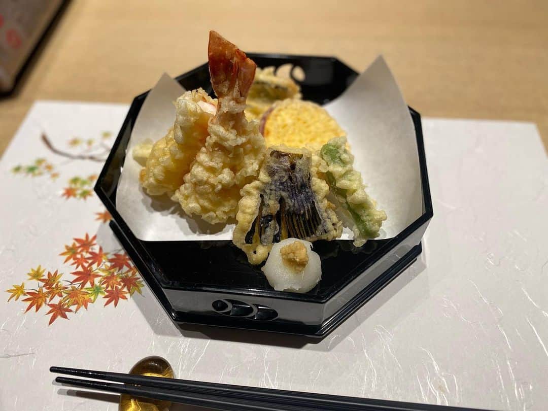 波多野結衣さんのインスタグラム写真 - (波多野結衣Instagram)「いつメンであんりちゃんのお誕生日お祝いしたよ🎉✨  日本料理『桜』さん(@sakura2ws )で 美味しい日本料理をいただきました😊  お刺身も天麩羅もしゃぶしゃぶも全部美味しかったし、個室でまったり落ち着いた雰囲気で皆でお話出来てとても良かったです🍁✨  あんりちゃんも喜んでくれて良かった😊❤️  おめでとう🎉🥳 . . #日本料理 #懐石料理  #西新宿桜 #西新宿グルメ  #delicious #美味しい  #落ち着いた空間  #しゃぶしゃぶ  #女子会 #誕生日 #サプライズ  #おめでとう  #沖田杏梨 #上原亜衣  #佳苗るか #大槻ひびき  #波多野結衣」10月19日 10時43分 - hatachan524