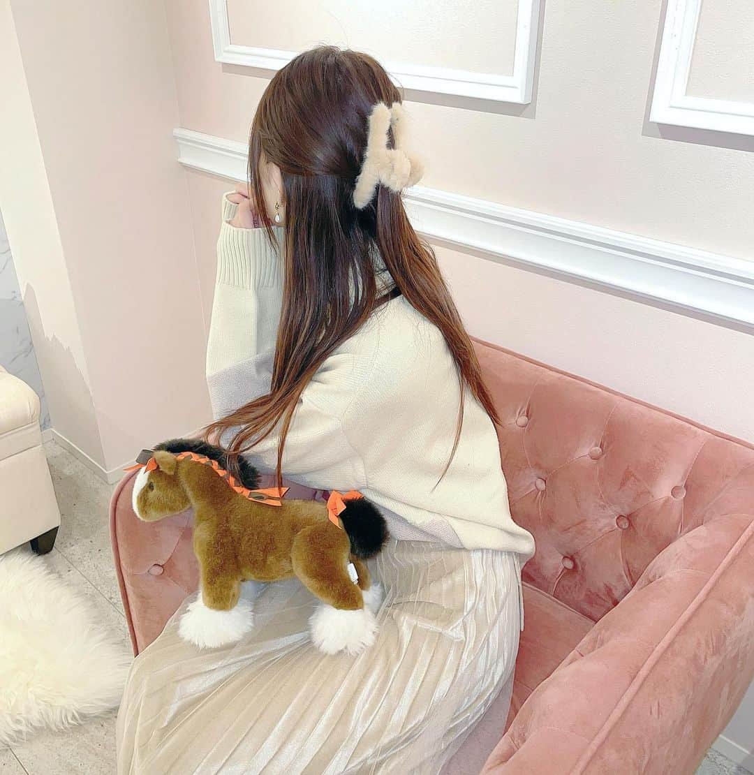 桜咲乃愛さんのインスタグラム写真 - (桜咲乃愛Instagram)「昨日の𝑐𝑜𝑑𝑒💓🎀🐴  ゆるかわいくクリーム色とベージュでまとめたよ💓✨  ニットの柔らかいカラーも おNewのファークリップも可愛すぎてお気に入り💕🧸🤍  @sucredouceur_official   アイラインはつり目気味に跳ねさせてみた♪  #コーデ#昨日のコーデ #昨日のコーデ #ゆるコーデ #ニット#白ニット#ニットコーデ #あざとい系女子 #あざとかわいい#ヘアクリップ#ファークリップ#エルミーちゃん」10月19日 11時10分 - noasama1101