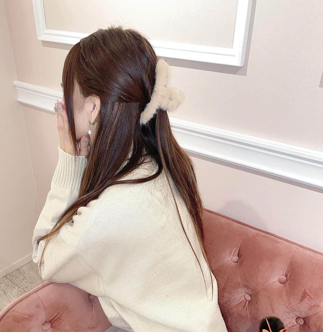 桜咲乃愛さんのインスタグラム写真 - (桜咲乃愛Instagram)「昨日の𝑐𝑜𝑑𝑒💓🎀🐴  ゆるかわいくクリーム色とベージュでまとめたよ💓✨  ニットの柔らかいカラーも おNewのファークリップも可愛すぎてお気に入り💕🧸🤍  @sucredouceur_official   アイラインはつり目気味に跳ねさせてみた♪  #コーデ#昨日のコーデ #昨日のコーデ #ゆるコーデ #ニット#白ニット#ニットコーデ #あざとい系女子 #あざとかわいい#ヘアクリップ#ファークリップ#エルミーちゃん」10月19日 11時10分 - noasama1101