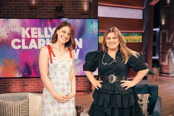 メリッサ・ベノイストさんのインスタグラム写真 - (メリッサ・ベノイストInstagram)「Had the absolute pleasure of going on the @kellyclarksonshow (who’s maybe an actual ball of happiness?) and got to sit on a couch with legends Ron and Clint Howard (🤯) and hear an incredibly inspiring story. Watch it tomorrow!」10月19日 11時32分 - melissabenoist