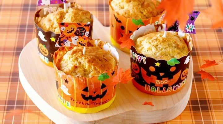 ochikeronのインスタグラム：「2-Ingredient Banana Cupcakes for Halloween 🎃💯 go to my highlighted stories to view the video ➡️ @ochikeron   #halloweenfood #halloween #cupcakes #easyrecipes   #ハロウィン #ハロウィンパーティー #カップケーキ #簡単レシピ」