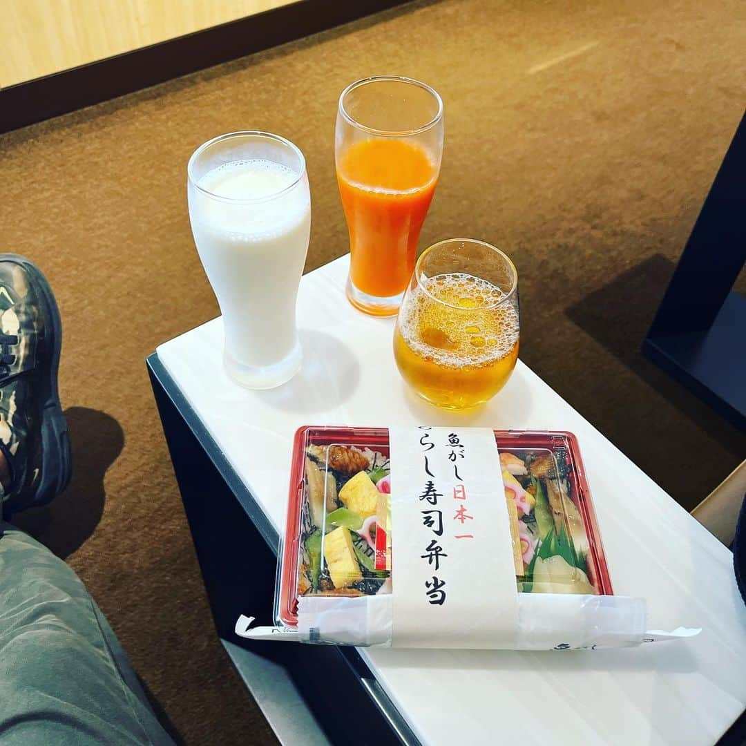 金村義明さんのインスタグラム写真 - (金村義明Instagram)「朝御飯&昼ご飯 魚河岸ちらし寿司&今井きつねうどん！ 火曜日！ Jスポーツオンデマンド生放送へ 馬車道Ｊコムスタジオ 17時45分スタート 横浜巨人戦！ その前に何処のサウナに行こうかなぁ？」10月19日 11時54分 - yoshiaki_kanemura