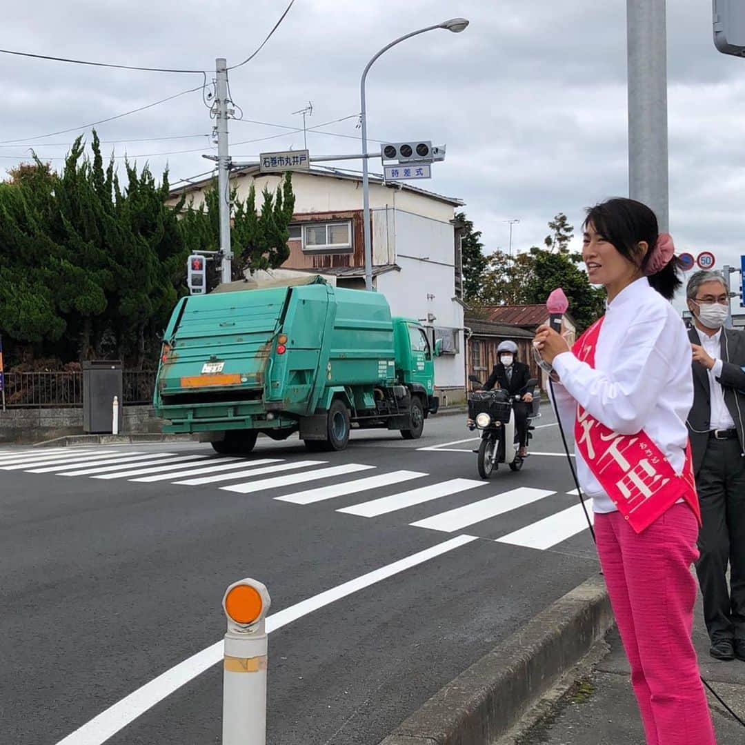 森下千里のインスタグラム：「いよいよ、出発しました。 タスキを地元市議の桜田せい子先生につけていただき、第一声。  たくさんの方に足を運んでいただき、 心から感謝です。  とにかく！！ たくさんの方に思いと政策を訴えていきたいと思います。  自民党として、 与党のひとりとして、 皆様の幸せをかたちにできるように 頑張ってまいります！  #宮城五区 #辻立ちクイーン #国政の光を宮城五区に #党友 #公明党　さん」