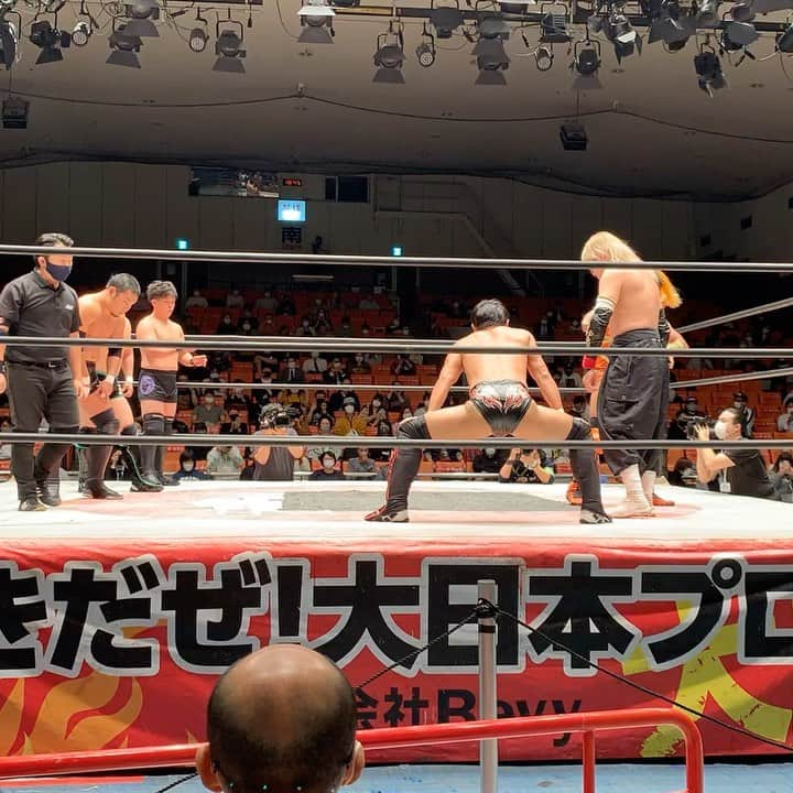 小椋祥平のインスタグラム：「. タイムラプスでプロレス撮ってみた📷 . 他にも動画、写真たくさん撮ったので、またアップします✌️ . . #小椋祥平  #大日本プロレス  #大日ブラックカンパニー  #地獄のオクトーバー  #最終戦  #後楽園ホール」