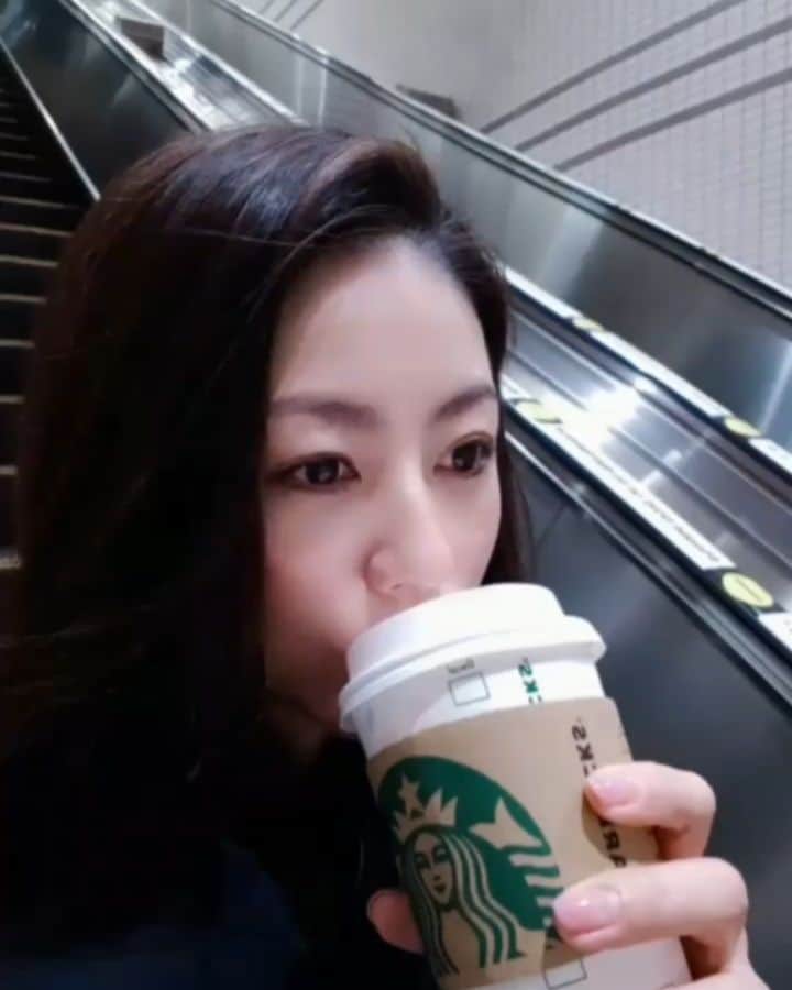 黒坂真美のインスタグラム：「これこれ～！美味しい😋😋 . STARBUCKSでは、 Soy white mocha with extra whipped cream😋 でお決まりです♡ Youは？ . 寒くなってきたね。 暖かくしてね♡ . #黒坂真美 #kurosakamami  #starbucks #coffeeholic #happy #tokyo #japan  #☕ #😋 #🇯🇵」