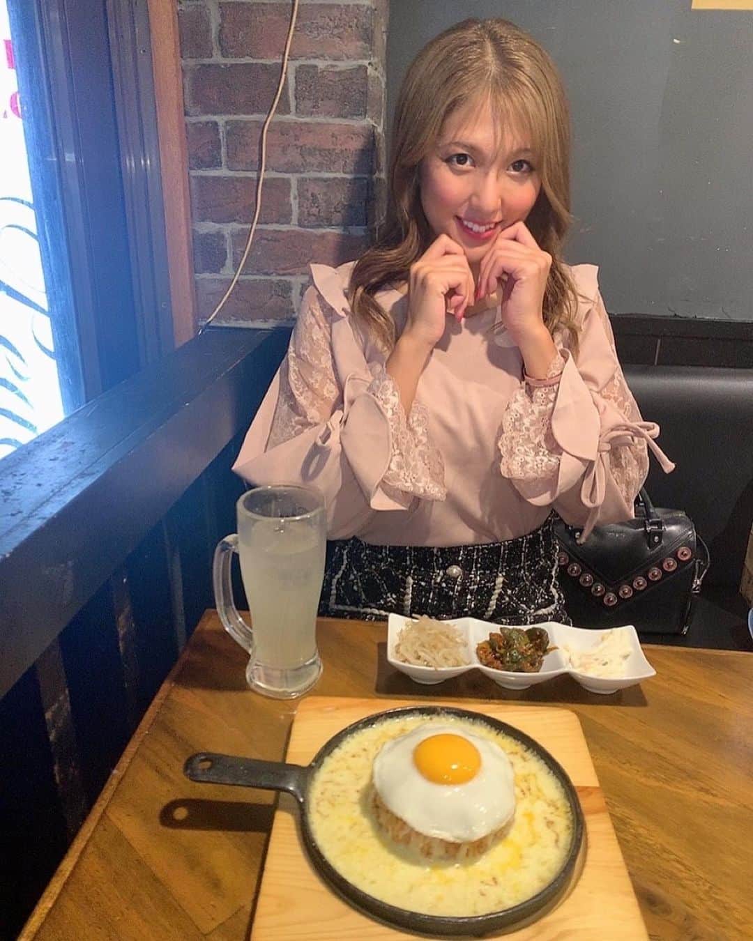 神谷麻美さんのインスタグラム写真 - (神谷麻美Instagram)「#韓国料理 食べに行ったよ🇰🇷💕✨ 全部美味しかったぁ💖😋💖✨  チキン幸せセットも豪華👼🏻💖🍀✨  + #滝チーズ したら #チーズ が凄いことにっ🧀٩😍۶💖💖  #チーズ好き にはたまらないね🥰💖🌈🌈💖   #モンナンカムジャ 🇰🇷  #新大久保グルメ  #新大久保カフェ 🍀」10月19日 12時11分 - asamice428