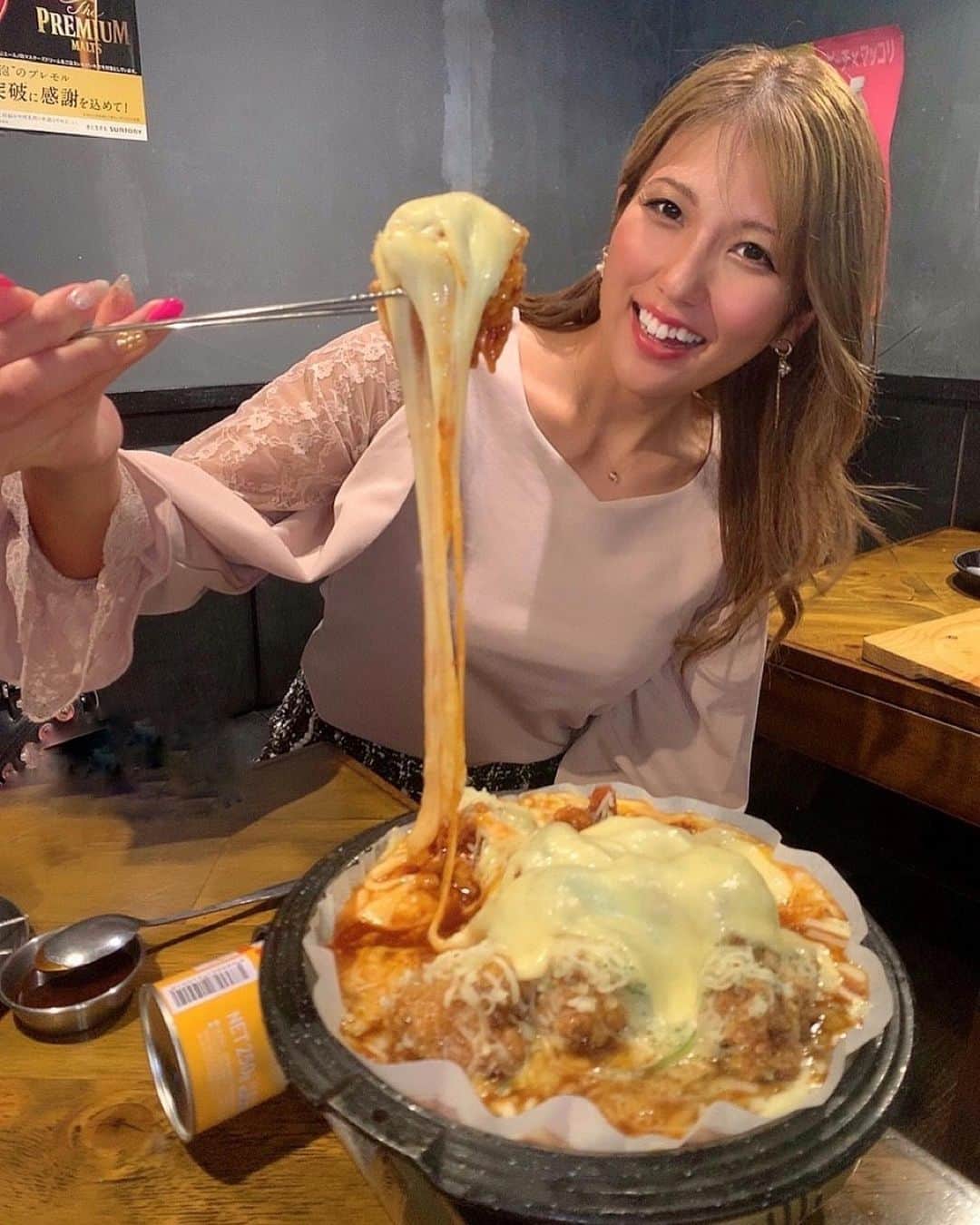 神谷麻美さんのインスタグラム写真 - (神谷麻美Instagram)「#韓国料理 食べに行ったよ🇰🇷💕✨ 全部美味しかったぁ💖😋💖✨  チキン幸せセットも豪華👼🏻💖🍀✨  + #滝チーズ したら #チーズ が凄いことにっ🧀٩😍۶💖💖  #チーズ好き にはたまらないね🥰💖🌈🌈💖   #モンナンカムジャ 🇰🇷  #新大久保グルメ  #新大久保カフェ 🍀」10月19日 12時11分 - asamice428