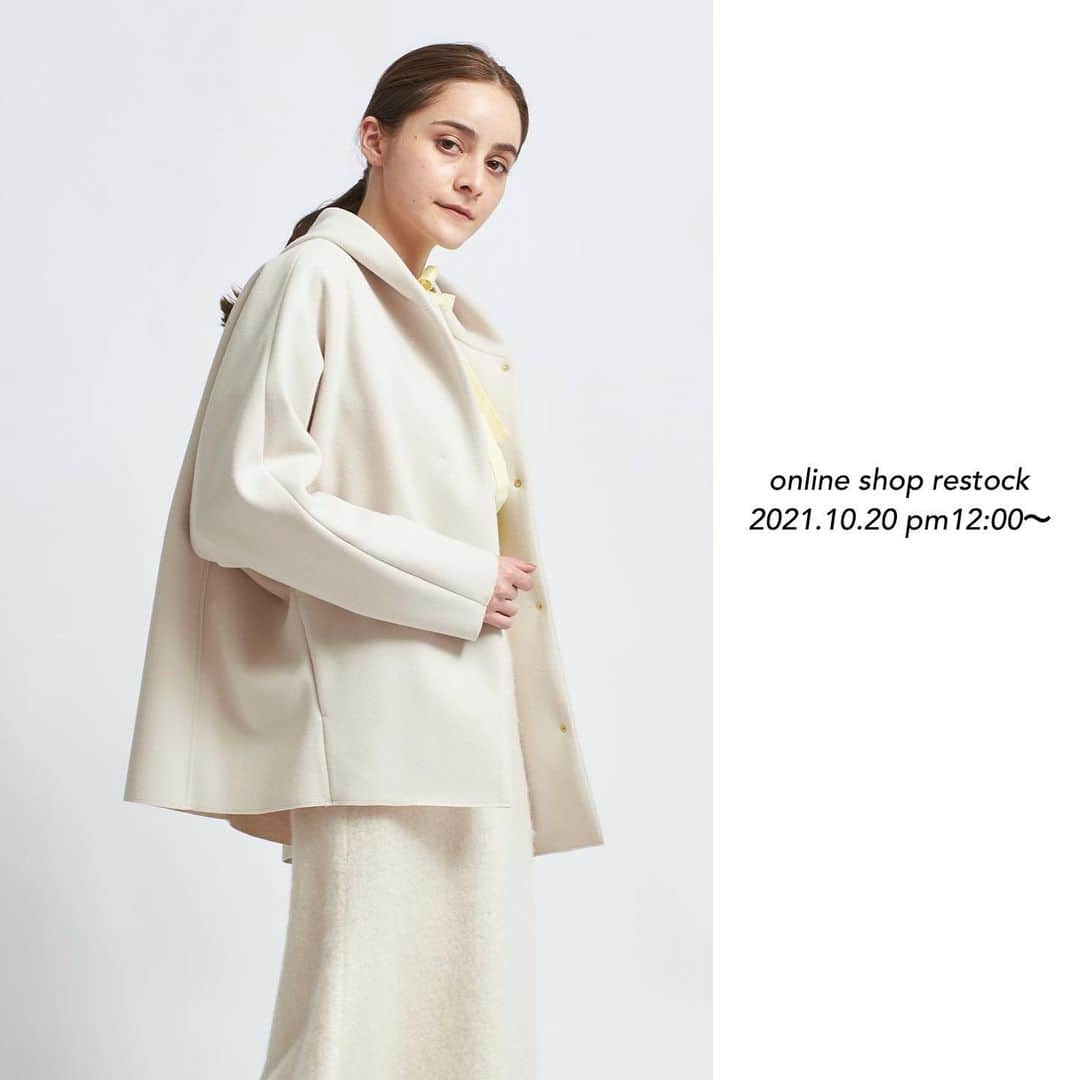yoriのインスタグラム：「*online shop restock*  明日12:00よりonline shop にて完売しております商品が再入荷致します！  📷1.2枚目 #ライトフーデットジャケット col. アイボリー、ミント、ネイビー size. free ¥33,000  #ダブルクロスパンツ col. ピンクベージュ、ネイビー、ブラック size. 34/36/38 ¥17,600  📷3枚目 #フリルティアードカラーチュニック col.ホワイト、グレー、ブラック size. free ¥25,300  📷4枚目 #ボリュームパフスリーブカットソー col. ホワイト、ブラック size. free ¥16,500  #yori_japan」