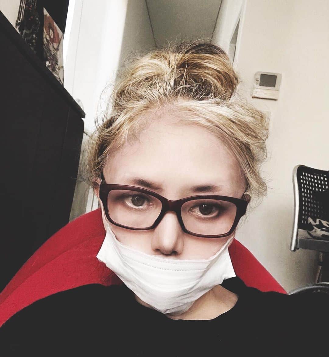 広田レオナのインスタグラム：「Instagramはストーリーはマメすぎるくらいマメ子です😅投稿は舐め子です😅 アメブロは長文書けるので、子供達や孫達のために、イメージで作られた広田レオナと本当は違う事を理解出来るように始めたもの(中々難しいですが😂) Twitterは割と平気で愚痴れる場所だったのですが今は芸能事務所の代表の立場上、考えてます😂時代とともに変わると思います😅 Facebookは友人、仕事仲間、親戚、これから仕事したい方、限定でやっております🙇‍♂️ どれも同じではないのでチェックしていただけるとありがたい💕 最近の私は…個人差はあると思いますが80歳くらいの身体能力かなと考えます😅誰でも身体は衰えます…病気や怪我もいつおこるかわかりません やりたい事は山ほどありますが立ち上がるだけで前とは違います😅出来る事を毎日楽しんでやりたいのでTikTokにもチャレンジしたいのです😂✨ #instagram #アメブロ #twitter #facebook #tiktok #明るい未来のための終活 #毎日が御褒美 #まろ眉」