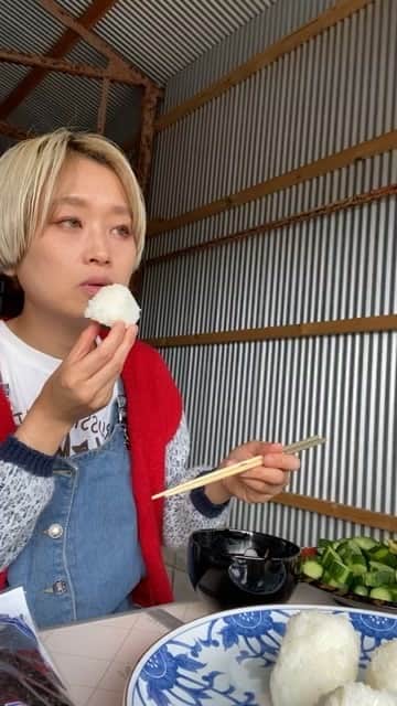 ロシアン佐藤のインスタグラム：「しじみのお汁おいしいなー」