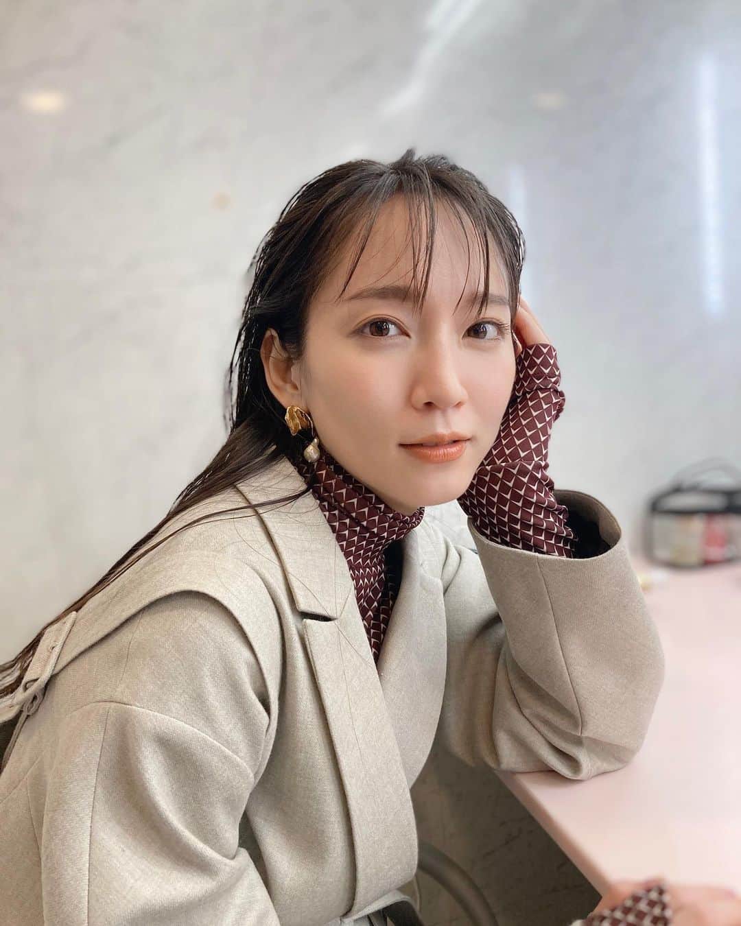 吉岡里帆（マネージャー）のインスタグラム：「先日舞台『狐晴明九尾狩』が無事東京千秋楽を迎えました🦊🙌 改めて東京公演へ来てくださった皆さま、ありがとうございました！ 大阪公演へお越しの皆さま、どうぞよろしくお願いいたします☺️☀️  さてさて。 ここでお知らせをひとつ。 ファッションブランド「UNITED TOKYO」「PUBLIC TOKYO」の初のオフィシャルブックに吉岡さん参加させていただきました✌️🌈 ドーンとお顔の寄りでインパクトのある表紙なので、書店でもひときわ目立っていると思います！ 中面もUNITED TOKYOさんとPUBLIC TOKYOさんの素敵な秋冬コレクションを素敵な吉岡さんが纏っております✌️✌️最高ですね！ 実は裏表紙もお顔アップでピンクでかわいいので、ぜひお手に取ってご確認ください（検索とかしたらすぐ出てくるとは思いますが実物でもぜひご確認ください！！！） 投稿している写真は、PUBLIC TOKYOさんのセットアップを纏い、控室でカメラのセッティングを待つ吉岡さん（っょぃ）です🙏  #unitedtokyo  #publictokyo   #いつかの吉岡さん」