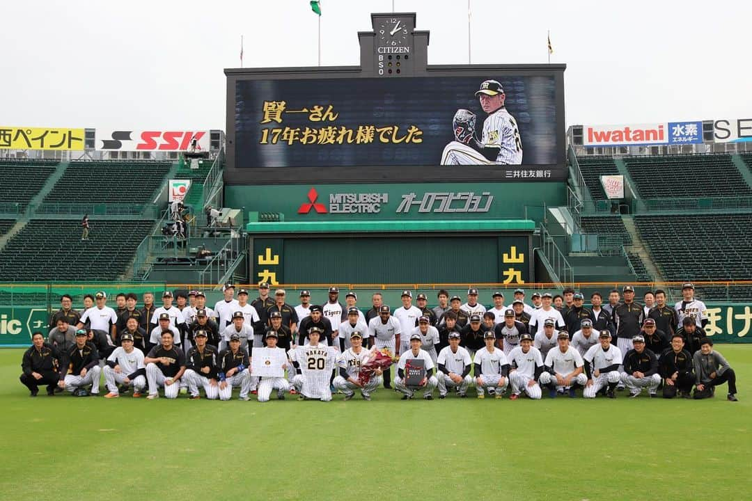 阪神タイガースさんのインスタグラム写真 - (阪神タイガースInstagram)「今日から甲子園でヤクルト戦です！ 練習前、中田選手へ花束や寄せ書きを贈呈し、記念撮影を行いました！  #中田賢一 選手 #記念撮影 #サプライズ #17年間お疲れ様でした ！ #阪神タイガース #挑超頂」10月19日 14時17分 - hanshintigers_official