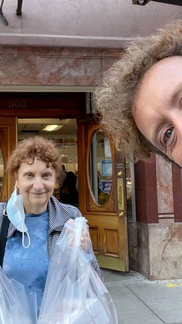 T・J・サインのインスタグラム：「Mamma & I run home to Boston for a quick trip for family fun food & fall 🍃 🍁 😀」