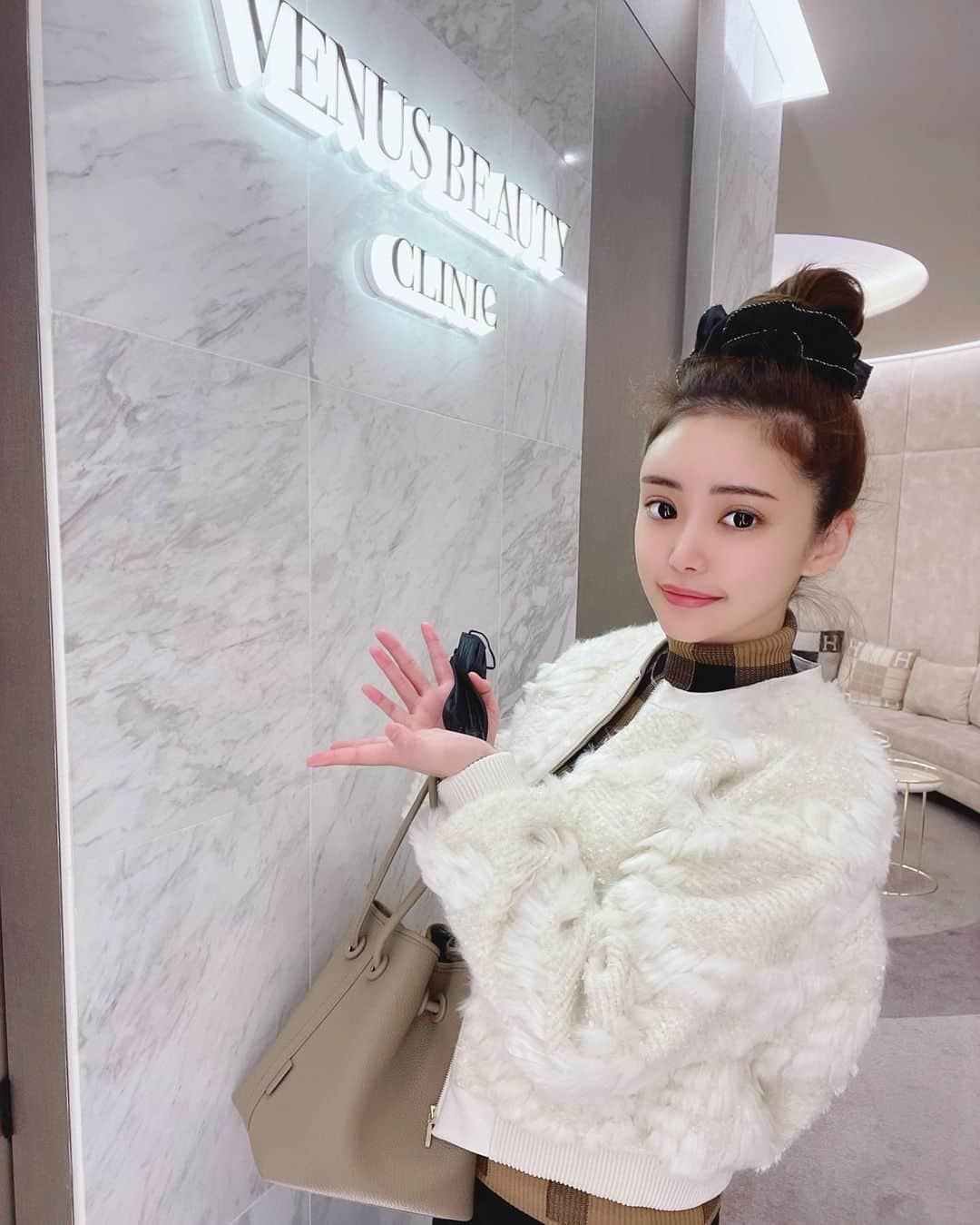 れいさんのインスタグラム写真 - (れいInstagram)「. . @venus_beauty_clinic 銀座店に ハイフしに行ってきた🧚‍♀️💗 . 前回ソノクイーンからの 今回はダブロゴールド✨✨ . . 毎日お酒飲んでると顔もむくみやすいし 定期的に通わしてもらってます🤞 . マックスパワーでしてもらいました🙆‍♀️ . . #六本木ファブリック #れいれい  #美容 #ハイフ #キャスト #うぶ毛」10月19日 14時40分 - reirei05200101