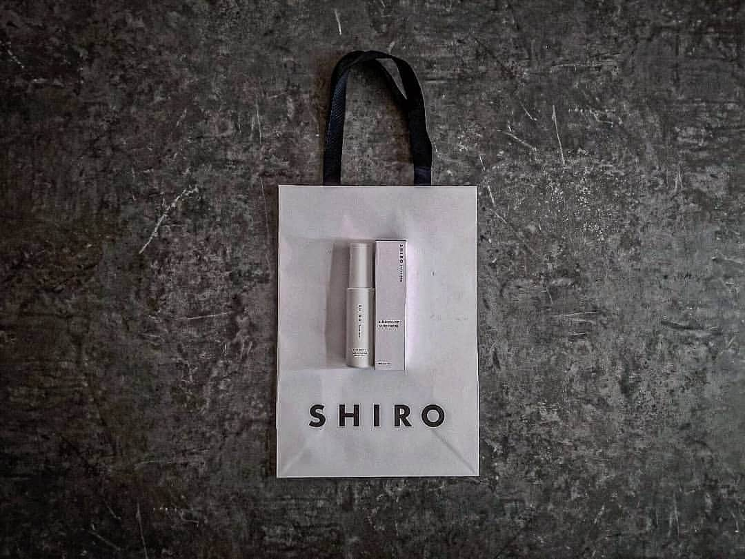 ぴーとものインスタグラム：「ずっと完売だったSHIROのキンモクセイを購入🛍️ 良い匂いって気分も上がるから良き。  #初購入 #シロ #白 #shiro #shirocafe #ホワイトリリー #ルームフレグランス #whitelily #room #roomfragrance  #匂い #匂いフェチ #幸せな気分 #happy」