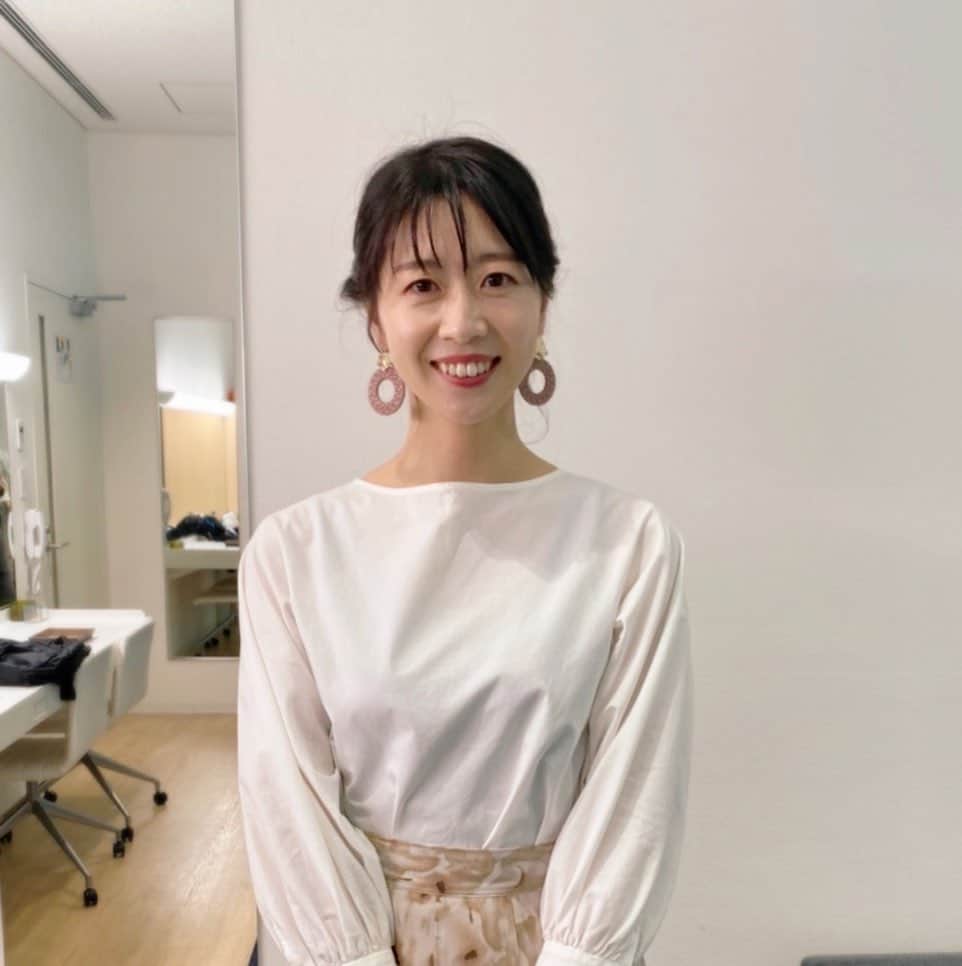 虎谷温子のインスタグラム：「本日は、ちゃんとマイクを外しました！😆 (それが普通) #すまたん」