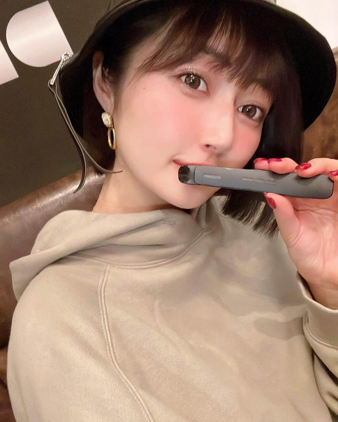 新藤まなみさんのインスタグラム写真 - (新藤まなみInstagram)「⁡ ⁡ ⁡ WGPokerのスポンサーである DR.VAPEさんのインフォマーシャルに 出演しております😉💜❤️‍🔥 ⁡ イガイガしないしフレーバーたくさんで楽しい！ 見つけたら教えてね、、？ シーシャ大好きすぎる🥺✨ ⁡ 本日は本読み&衣装合わせDAYです💪 ⁡ #drvape #vape #shisha #シーシャ　#持ち運びシーシャ　#水タバコ #chill #チル　#チルタイム　#chilltime」10月19日 14時48分 - manami_official_