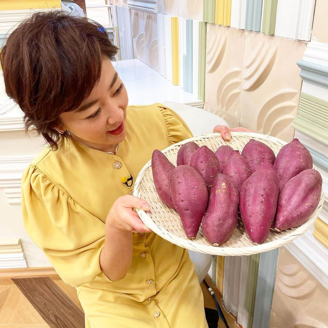 池尻和佳子さんのインスタグラム写真 - (池尻和佳子Instagram)「今日の特集、「ゴリ賢者」は福岡さつまいも事情です！  さつまいものオナラは臭くないそうです。ゴリさんがこの後教えてくれますよ😊  #ゴリけん さん#特集#ゴリ賢者#rkb#火曜日 #さつまいも#ほくほく#しっとり#安納芋  #さけみゆみさん#衣装#黄色#ワンピース #シルクスイート#紅はるか#onepiece#池尻和佳子」10月19日 15時19分 - wakako_ikejiri_rkb