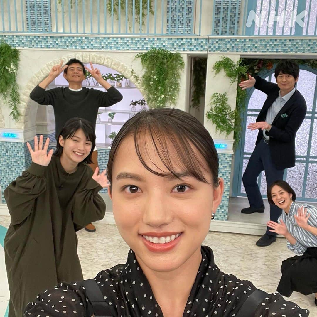 あさイチさんのインスタグラム写真 - (あさイチInstagram)「🌈ついにご登場！永浦姉妹🌈  朝ドラ「おかえりモネ」の主人公 永浦百音役の清原果耶さんと 妹・未知役の蒔田彩珠さんが、あさイチへ！  久しぶりに再会したというお二人ですが、 本当の姉妹のように仲が良く スタジオはとってもなごやかな雰囲気でした。  2ショットのイラストもたくさん🥰 ありがとうございました！ 2枚目へ👉  「おかえりモネ」もいよいよクライマックスへ突入！ キニナルこといっぱい！一緒にラストまで見届けましょう～✨   #おかえりモネ #清原果耶 さん #蒔田彩珠 さん #モネ #みーちゃん #永浦姉妹 #モネみー #モネ未知 @nhk_okaerimone #博多華丸大吉 #鈴木奈穂子 アナ #nhk #あさイチ #8時15分から」10月19日 15時25分 - nhk_asaichi