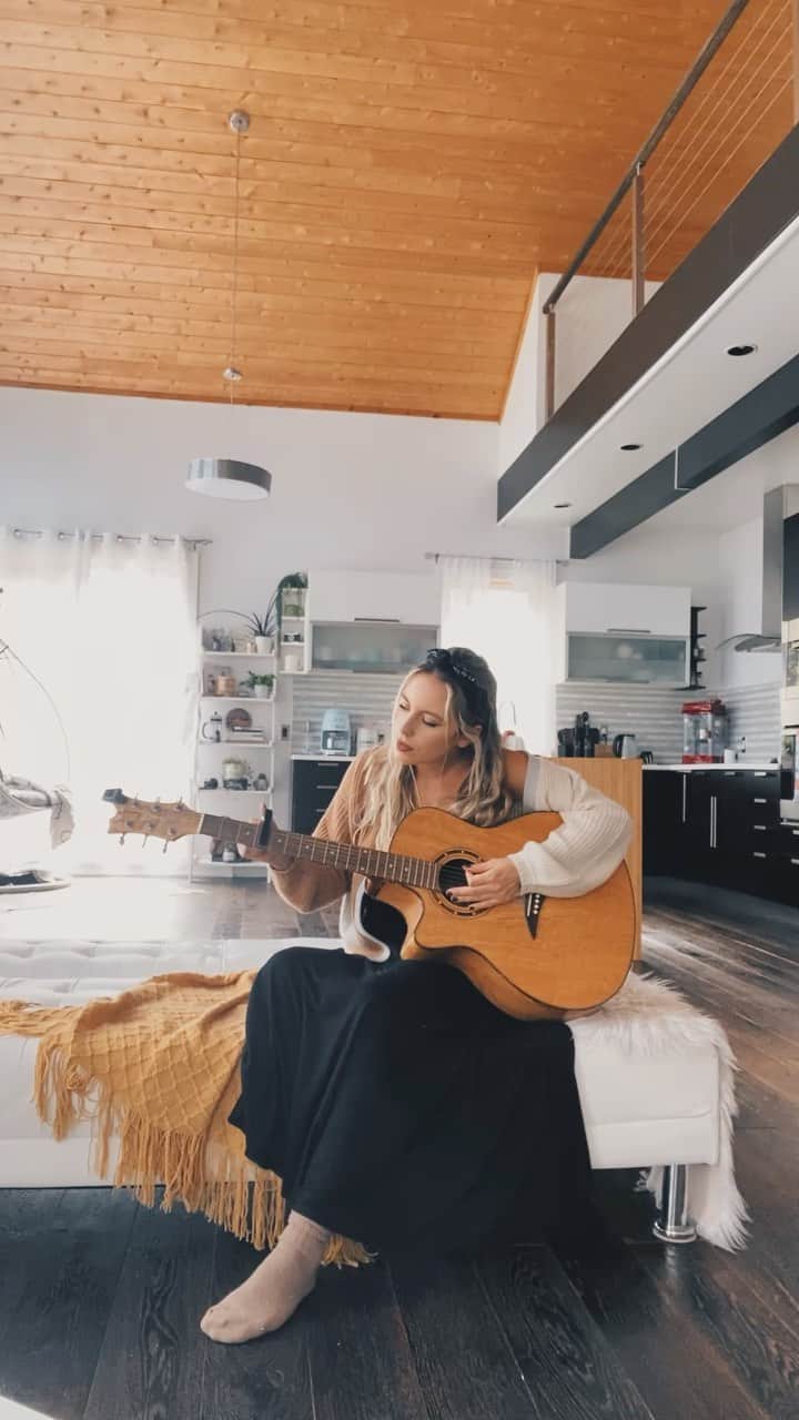 のインスタグラム：「in the spirit of Stevie Nicks and all of her unmatchable magic, and also because I’ve been on a big Fleetwood Mac wave, and also because life is short so might as well dabble in the things that bring you joy (but mostly because the acoustics at my house are very forgiving)」