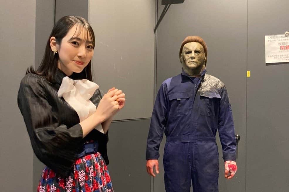 松井咲子さんのインスタグラム写真 - (松井咲子Instagram)「映画「ハロウィンKILLS」ジャパンプレミアありがとうございました！シリーズ最新作のマイケルはとんでもないです。最強であり最恐。 10月29日公開です是非是非是非！  #映画 #ハロウィンkills #ジャパンプレミア  #マイケルマイヤーズ #michaelmyers  #ブギーマン #boogeyman  #サプライズで登場したマイケルがソシャディスを守って一緒に写真撮ってくれました #明日の朝の情報番組も是非チェックしてください #この模様が流れるとか流れないとか #こがけん さん #内木志 ちゃん #ありがとうございました  #halloweenkills #movie   👗#blouse #skirt #adelly @adelly.tokyo  🌟#accessory #earring @raffia_kobe」10月20日 0時49分 - sakiko___official