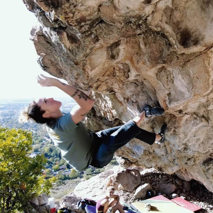 アレックス・ジョンソンのインスタグラム：「Blood & Fire🩸🔥 V10/7C+ flash⚡️ no. 98. Gr8 day out w @allisonvest.  Two more to go… taking suggestions for the big 1-0-0!」