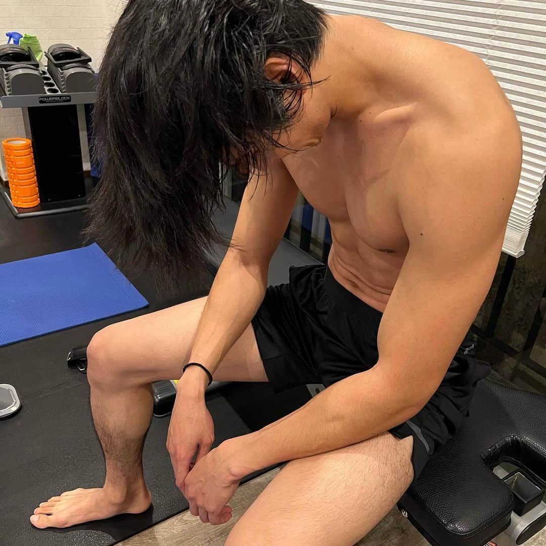 野村祐希のインスタグラム：「髪切ってから2週間近くトレーニングしてないやぁあああ やらんとね💪  #あしたのジョー #立て立つんだ」