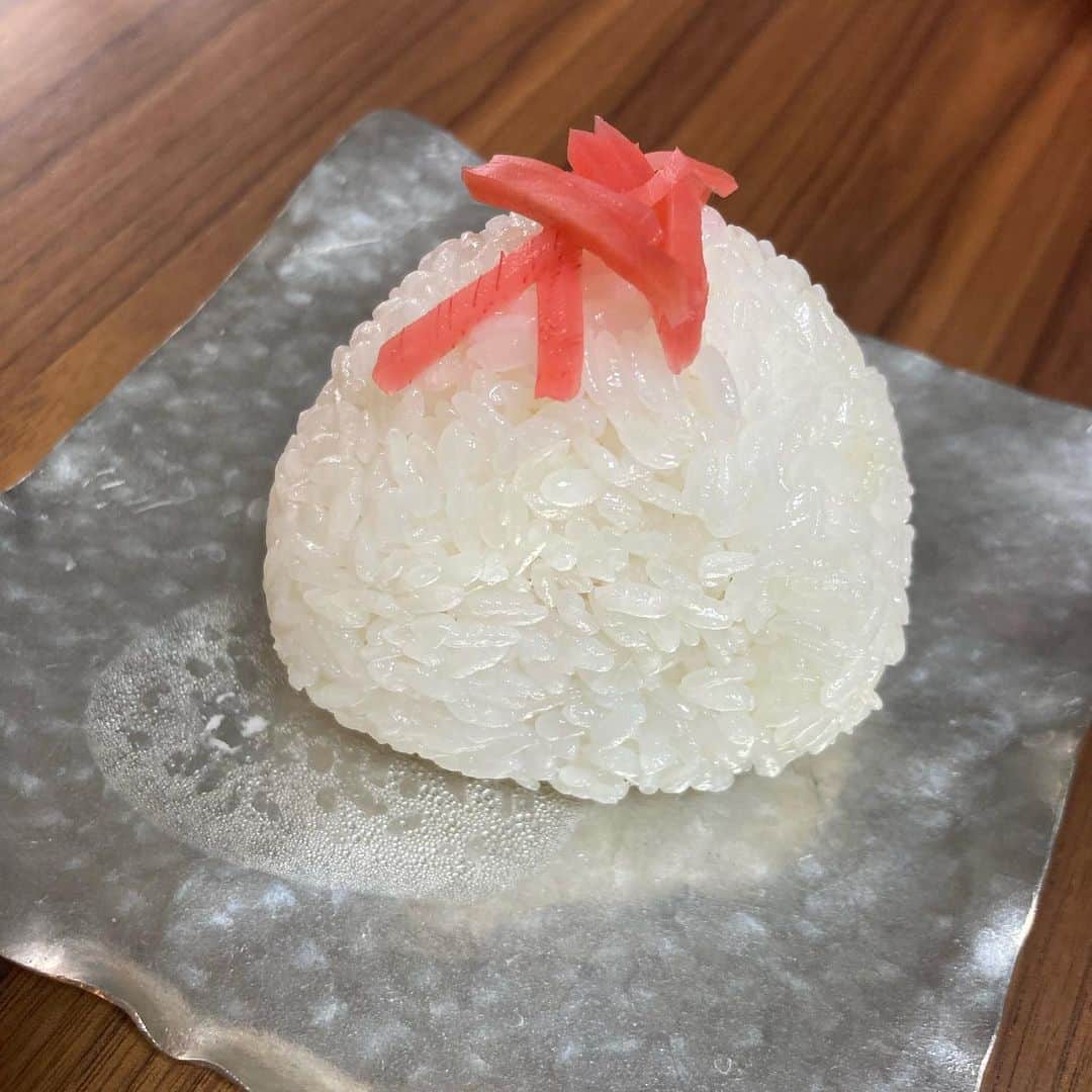 のインスタグラム：「紅ショウになりました！！！ マヨショウだよー 三角になりそうな予感。。。 #OnigiriAction」