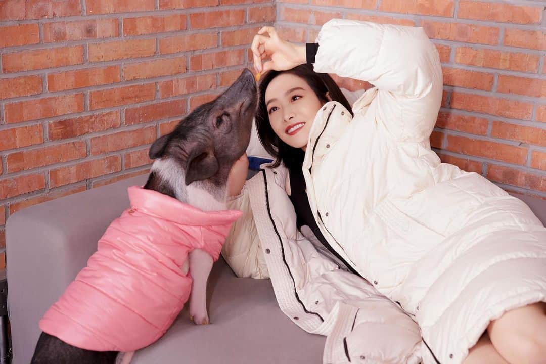 のインスタグラム：「Cold outside but warm inside. #WeLoveWinter @moncler」