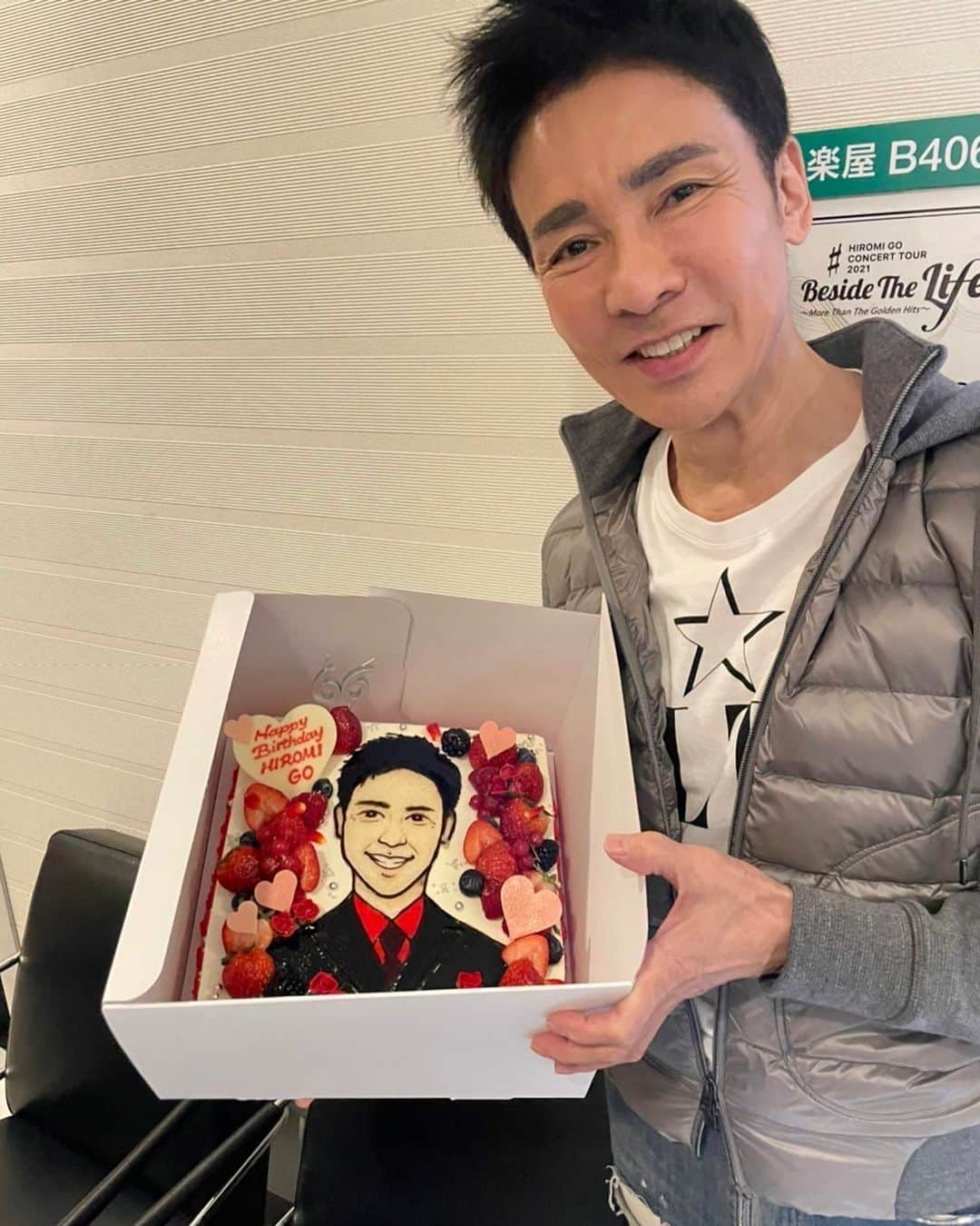 郷ひろみさんのインスタグラム写真 - (郷ひろみInstagram)「ボクの似顔絵ケーキも頂いたよ❗　とっても精密に描かれているよねぇ。 何歳になっても、バースデーケーキって嬉しいよね。  本当に幸せな誕生日をありがとう❗❗  #郷ひろみ #hiromigo」10月19日 18時36分 - hiromigo_official