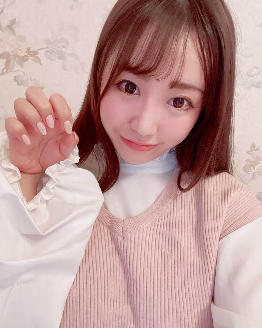 愛場れいらさんのインスタグラム写真 - (愛場れいらInstagram)「ネイル変えたナチュラル💅✨ . 本日20時　【愛場れいらチャンネル】 #温泉紹介　UPします♨️✨ 富士山絶景🗻貸切露天風呂がたったの ¥3,000で入れちゃう！？ 紅葉🍁シーズン、冬の雪☃️❄️が積もる時期もオススメの温泉です✨ . . . 写真最後の方はどこへ行くのもついてくふ デレデレひっつきニャンコのララ様😽 甘えん坊のラグドールです💓🐹かわゆ . . . . DVD #僕の愛しいれいら先生  発売まであと3日❤️❤️ Amazon&DMM&楽天で購入予約できます . . . . . 🎀【確定】愛場れいらＤＶＤ発売記念イベント🎀 11/6（土）１１時開始@秋葉原 書泉ブックタワー ※トークショー、握手は御座いません 予約開始しました⏬ https://www.shosen.co.jp/event/170089/ リリイベの水着は特別！❤️❤️普段の撮影会では携帯では撮影できないので是非きてね💓 . . . . #愛場れいら　#ネイル　#可愛い女の子  #清楚系女子　#ギャル　#温泉女子  #美女図鑑  #japanesegirl  #asiangirls  #インフルエンサー　#ティックトック」10月19日 18時38分 - aibareira2