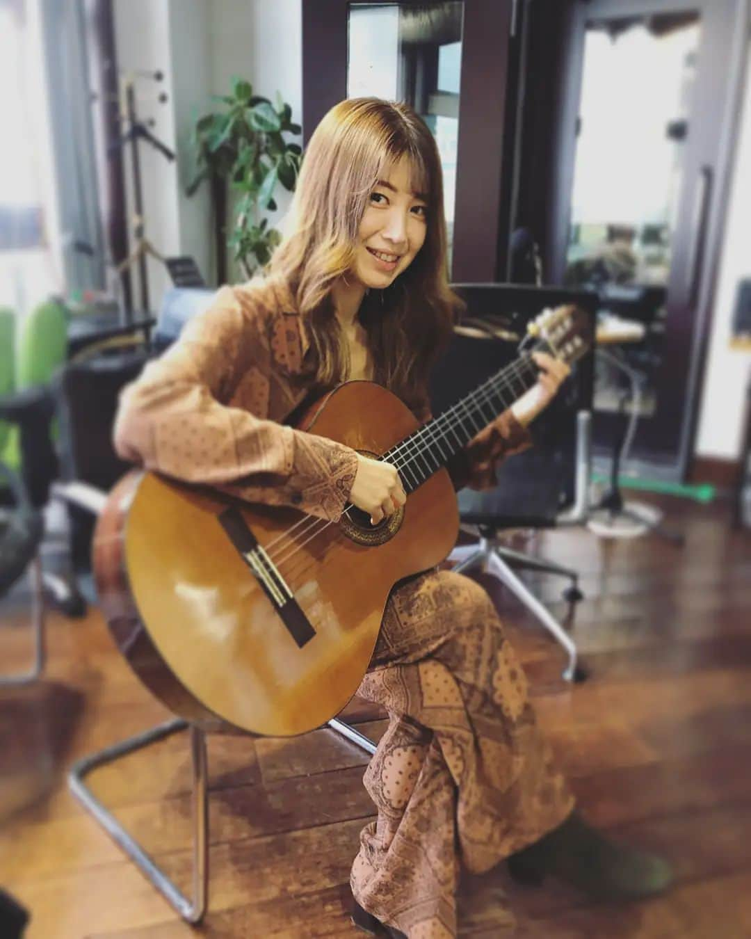 村治佳織さんのインスタグラム写真 - (村治佳織Instagram)「Yesterday I played and talked about  the public reading event  with Haruki  Murakami on japanese radio program. 昨日の東京FM"THE TRAD"  生出演の直前、　 指鳴らしをしているところ。　 ・　 稲垣吾郎さん&吉田明世さんとの　 番組終了後の記念写真は　 @officemuraji_staff に　 載せています✨　 ・　 楽しい時間を過ごせました！　 ・　　 お聴きいただいた方々ありがとうございました。　 radikoでは引き続きお聴きいただけます。 （村上春樹さんの朗読とそれに合わせての　 演奏の一部分もお聴きいただけます♫）  photo by Nobue-san（tokyo fm） guitar:P.Jacobson tops&pants:stunning lure #thetrad#東京fm #村治佳織 #kaorimuraji #吉他 #guitar #musicgiftto #音楽好きな人と繋がりたい 　 #良い時間 #ギター女子 #기타 #กีตาร์ #gitar #gitaris」10月19日 18時38分 - kaorimurajiofficial