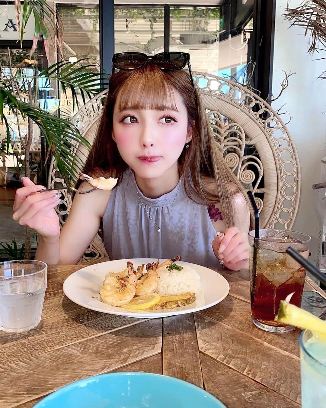 あやちゃんさんのインスタグラム写真 - (あやちゃんInstagram)「アメリカンビレッジの近くに☀️🤍 鳥の巣みたいでめちゃくちゃオシャなカフェだったよ🥺 ガーリックシュリンプ美味しかった🍤🍴  ▫️沖縄県北谷町美浜54-1 マカイリゾート 1F ▫️営業時間11:00-20:00  #沖縄旅行 #沖縄 #沖縄カフェ #沖縄グルメ #沖縄観光 #沖縄ランチ #沖縄料理 #沖縄観光スポット #沖縄ディナー #thejunglilacafeandrestaurant  #北谷カフェ #北谷グルメ #北谷ランチ #アメリカンビレッジ #美浜アメリカンビレッジ #北谷アメリカンビレッジ #美浜カフェ」10月19日 18時39分 - aya.you.love.r