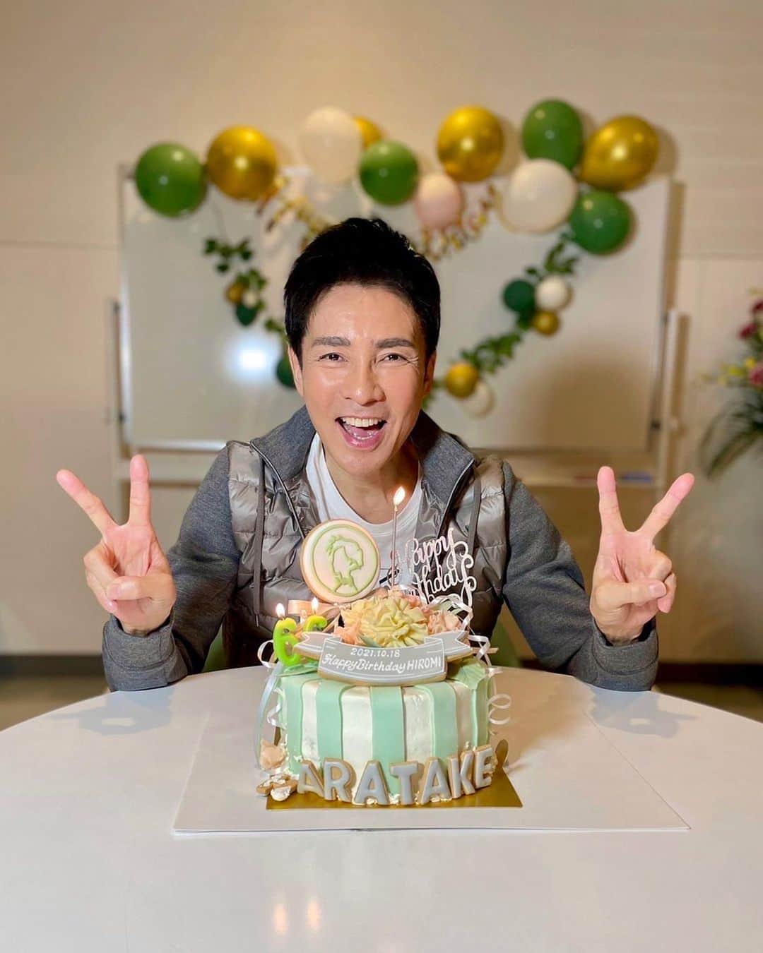 郷ひろみさんのインスタグラム写真 - (郷ひろみInstagram)「昨日はボクの誕生日でもあり、長い準備期間を経て完成した、“HARATAKE”ブランドの誕生の日でもあったよ。 ブランドをイメージしたケーキを頂いたんだけど、カラーもデザインも、食べるのがもったいなくなるほど可愛かったよ❗️  #郷ひろみ #hiromigo」10月19日 18時39分 - hiromigo_official