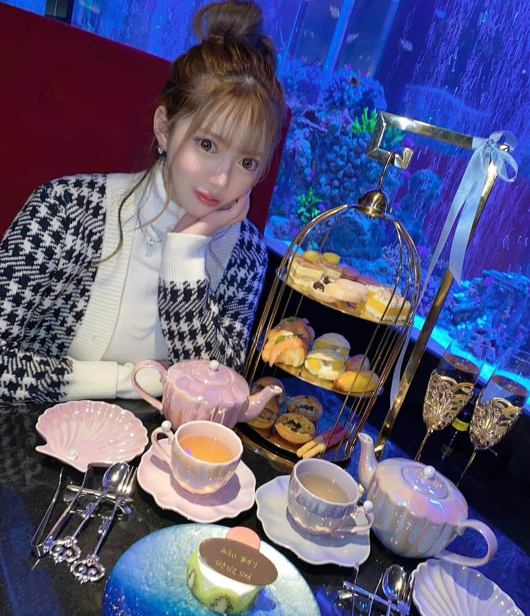 みらたむさんのインスタグラム写真 - (みらたむInstagram)「🦋🦋🦋🦋🦋🦋🦋🦋  久々のアフタヌーンティー☕️🍰  水槽可愛いし料理美味しいし安いし めっちゃ良かった😳💜  やっぱアフタヌーンティーは映える😚  #アフタヌーンティー #新宿三丁目 #カフェ #新宿カフェ#スイーツ #秋スイーツ #ダンサー #オルチャン #お団子ヘア  #jemare #afternoontea #cafe」10月19日 18時50分 - mirai_07xx