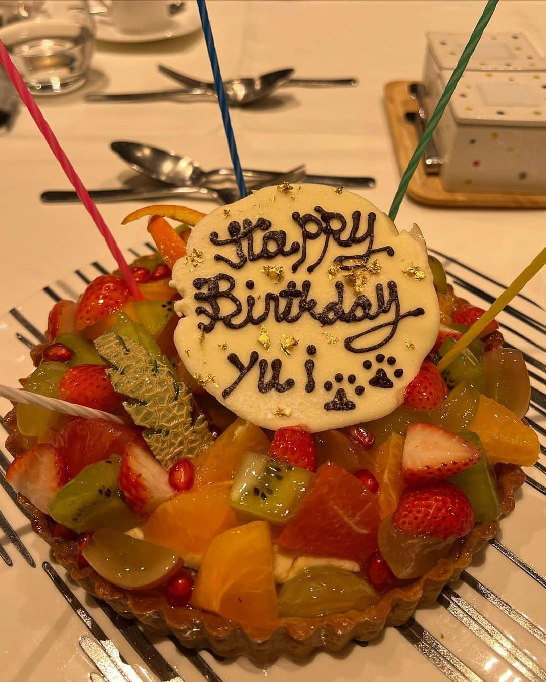 黒ユイさんのインスタグラム写真 - (黒ユイInstagram)「HAPPYな誕生日を過ごせました☺️❤️ 犬も一緒に泊まれる　 @reginaresort_mikageyousui へ行きました！ 私の誕生日ではなく、マロンの誕生日じゃない⁈🐶 って位、マロンははしゃいでテンションあげあげ❤️ わんちゃんにも人にも優しいホテルです😍おすすめ！  川沿いを家族で散歩したりドッグランへ行って 他のわんちゃんと遊んでもらったり ほっこりした時間でした☺️💕 自然溢れる木々と空気と音は癒されるなぁ🥰最高❗️  飲み物とお菓子の買い出しに 旦那さんが一人で行ってくれたんだけど、 中々帰ってこなくて、私もマロンも心配してたら 豪華な花束を買って帰ってきてくれました💐😭 知らない土地でまさか花束を買いに行ってくれてるなんて… 気持ちが凄く嬉しかった☺️💕 そんな優しい旦那さんだから、 マロンは日に日に旦那さんLOVEで べったり甘えん坊さんです😝❣️  誕生日プレゼントも沢山買ってくれて🥲 楽しい時間を沢山過ごせて🥰 幸せな誕生日に感謝ですっ❤️🎂  LINEやメッセージ、コメントくれた方々 ありがとうございます😆💕 また一つ歳を重ねた私も宜しくお願い致します☺️✨  #ペットと泊まれる宿 #ペットと泊まれる旅館 #ペット同伴可 #犬と泊まれる宿 #誕生日　#誕生日旅行」10月19日 18時55分 - yui_my_life