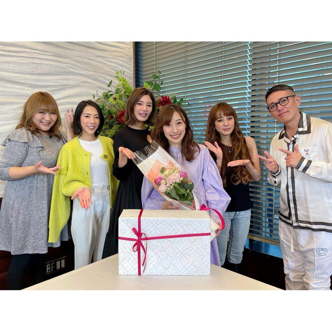 楠紗友里のインスタグラム：「* 本日収録終わりに、お誕生日をお祝いしていただきました🥺💓 ありがとうございます‼️ 32歳になりましたっ👻🙌  プレゼントは…  ソーダストリームでしたっ❤️  これで毎日ハイボールが飲めます。笑 制作の皆さま、出演者の皆さま、 ありがとうございました😭🙏✨  #mybday  #テレ玉 #チバテレ #ハピスタ #ガールズハッピースタイル #あびる優 さん #ピカ子 さん #矢沢心 さん #島袋聖南 さん #りんごちゃん さん #thanksalot」