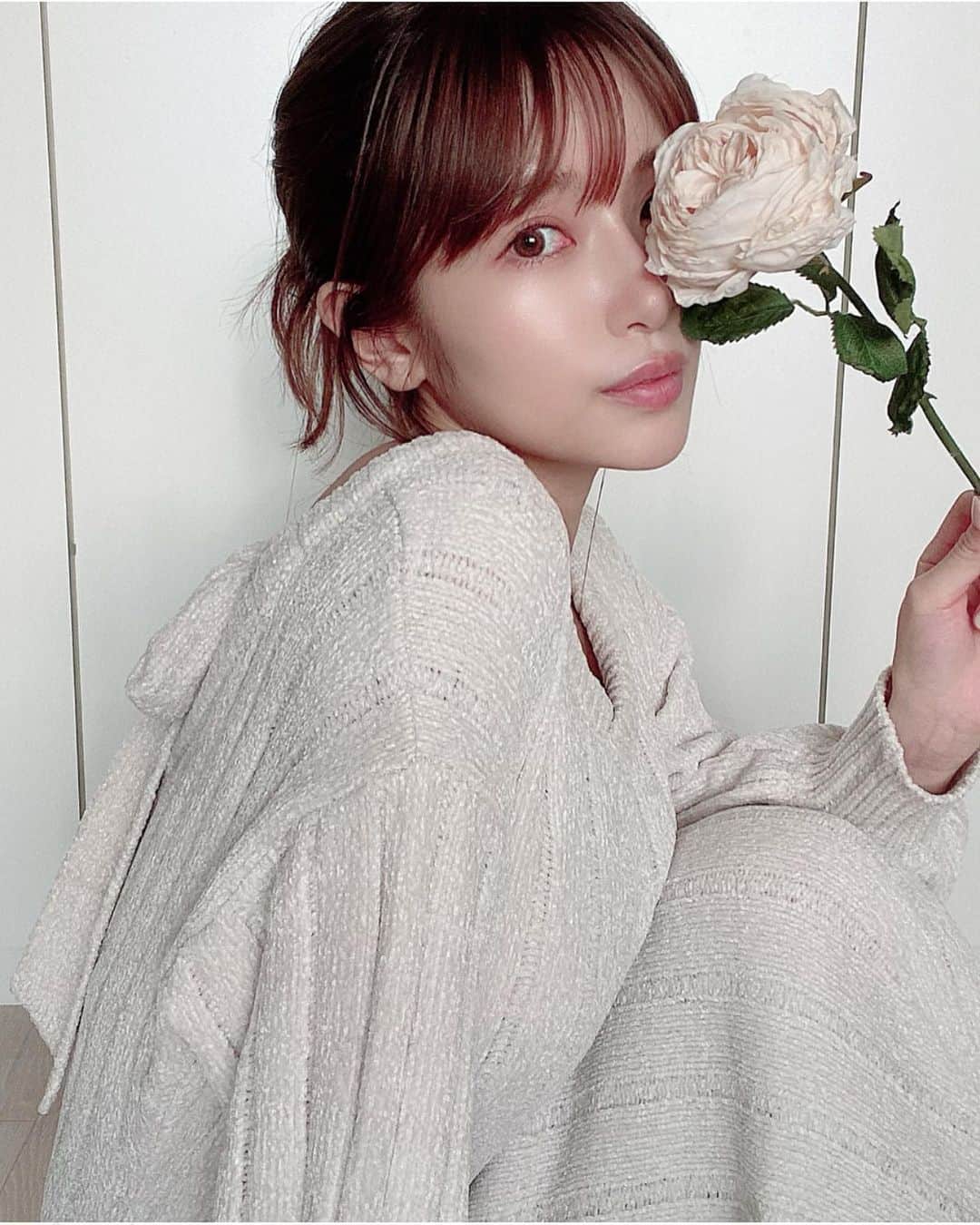 のインスタグラム：「急に寒くなってきたので 皆さん暖かくしてくださいね☺️🙏  そんな今日は楽しみにしていたルームウェアが着れました。肌触りが最高に気持ちよくてベルベットのよう…✨  産後、自宅に居る事が多いだろうから その中でもテンションが上がるように、、、 少しでも自分に自信が持てるようにと考えて作った一枚です👶✨  シンプルだけど細かいニュアンスにこだわりました🙆‍♀️  縦の編み目でスタイルアップを狙い、 ウエストはナチュラルにくびれるように絞ってます。 首回りはVネックで立体化を出し 小顔効果と女らしさを。 バックスタイルと、 袖のボリュームで可愛らしさも忘れずに♡  部屋着はすっぴんで着る事がほとんどだから 肌写りがよく見えるようにアイボリーとピンクを選んだよー！  おうち時間も、自分時間も、育児時間も 楽しくhappyに過ごせますように☺️  ちなみにワンピースですが、後ろリボンをゆるめに調整すると、授乳はいけました🤱✨  #ルームウェア #おうち時間　#産後ダイエット #産後1ヶ月」