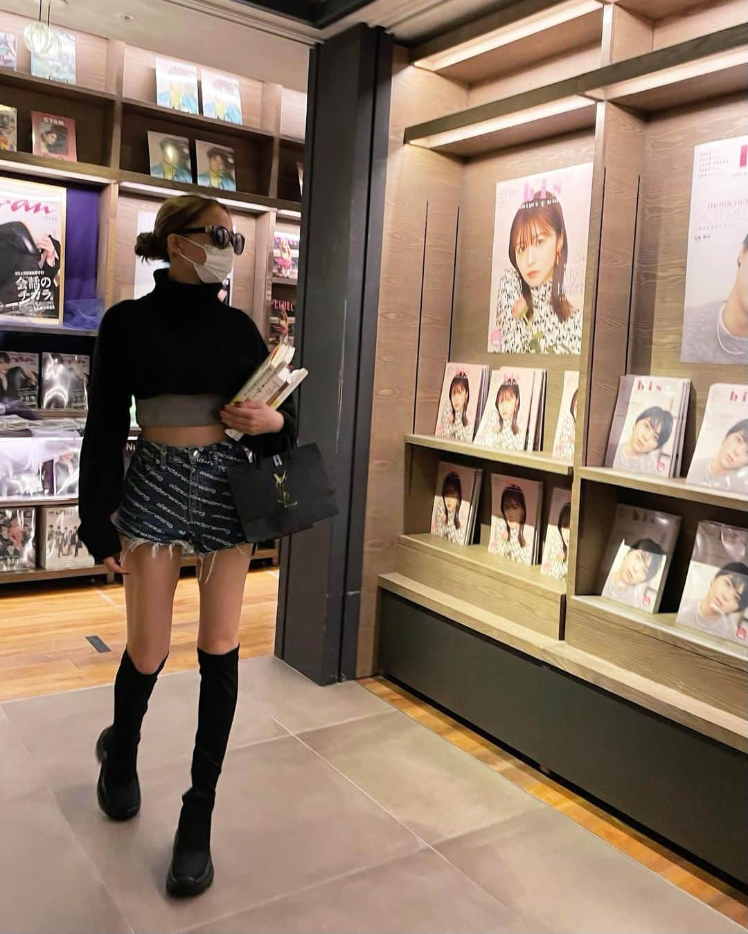 三村亜美のインスタグラム：「・ 今日は久々に本を5冊買いました📕 最近は一人の時間がとってもすき #ootd#蔦屋書店」