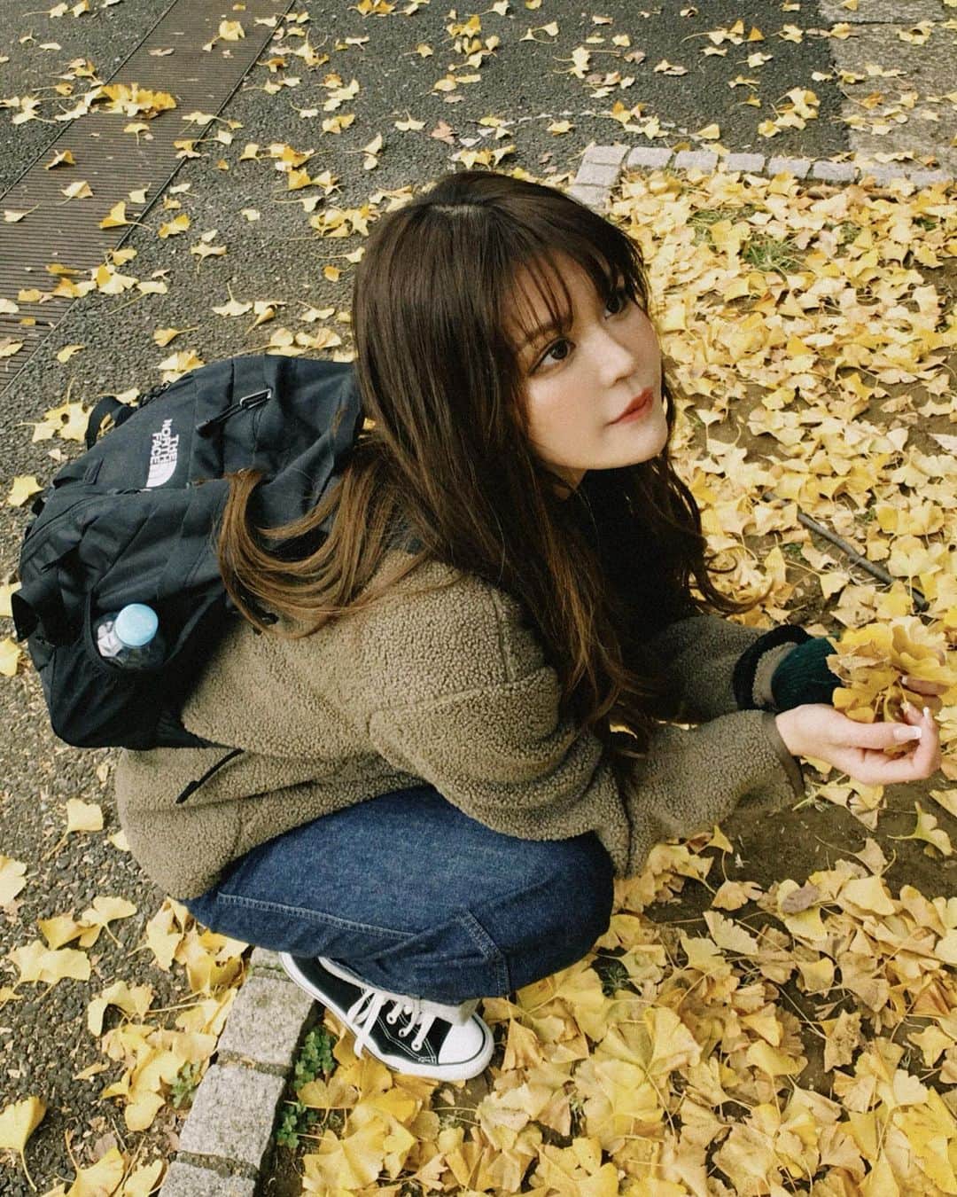 ななぴさんのインスタグラム写真 - (ななぴInstagram)「秋しよう  #ポートレート　#秋　#秋撮影　#落ち葉　#紅葉　#代々木公園　#キャットストリート　#ロケ撮影　#portrait #作品撮り　#デニム　#converse #autumn #tokyo #tokyostreet」10月19日 20時03分 - __nanapgram__