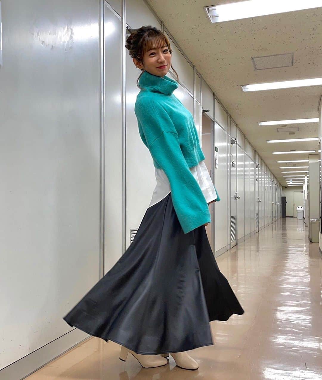 のインスタグラム：「👗 . Knit: @shaggie_official Skirt: @auntmaries.official . 鮮やかなターコイズブルーのニット 可愛かったなあ🥰 友達からも好評でした✨ . 急に寒くなったし タートルニットで もう冬先取りです❄️笑 . 地味に初イヤーカフ💎 お団子ヘアーも新鮮でした♪ . #衣装 #コーデ #アナウンサー #タートルニット #冬 #冬コーデ #fashion #ootd #style #shaggie #auntmaries  #nhk #bs1 #熱血バスケ」