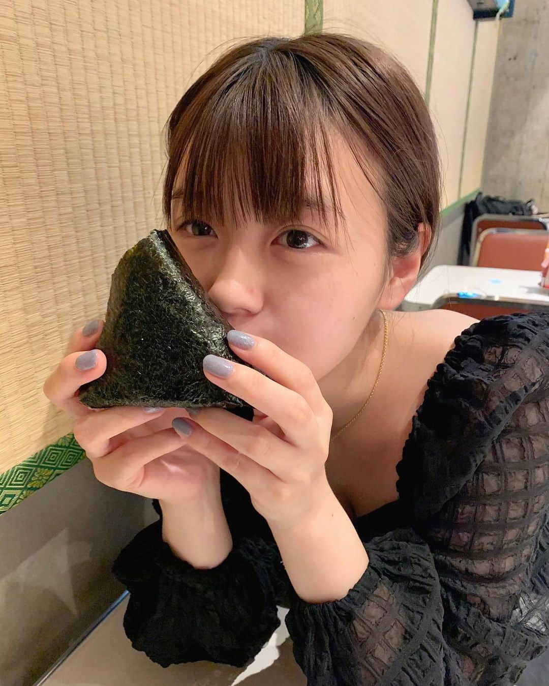 井口綾子さんのインスタグラム写真 - (井口綾子Instagram)「🍙🍙🍙🍙  前まで昆布一択だったけど最近は辛子明太子が好き🌱  マスクしてるからどこにでもすっぴんでいけちゃう🙂プライベートでメイクする習慣どっか行っちゃったんだけどどうしよう🦭🦭🦭🦭」10月19日 20時23分 - ayako_inokuchi