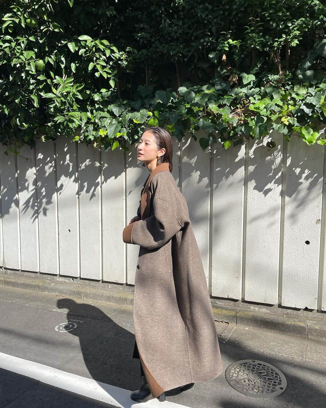 松本恵奈さんのインスタグラム写真 - (松本恵奈Instagram)「寒くなってきたから私服が楽しくて楽しくて早速、家にあったNEP TWEED RIVER COATを着てきました♡ 買うかずーっと悩んでたけど絶対使うだろうと自分に言い聞かせ結局買っちゃいました。笑  一重でリバー仕立てのチェスターコートなので着心地も軽くてこれからの時期にぴったりです♡ 表はネップが配色ポイントのツイル生地、裏は無地という、表裏全く違った表情のCLANEオリジナルの拘りの生地です☺️シンプルなチェスターコートなのでベーシックに着て頂けるので是非、こちらもcheckしてみてね♡  女っぽく着たい気分だったから深スリットのワンピースにオールバックで合わせたよー♡ ブランドもタグ付けしときますね🏷 #clane #発売中 #outer #買ったやつ」10月19日 20時30分 - ena1123