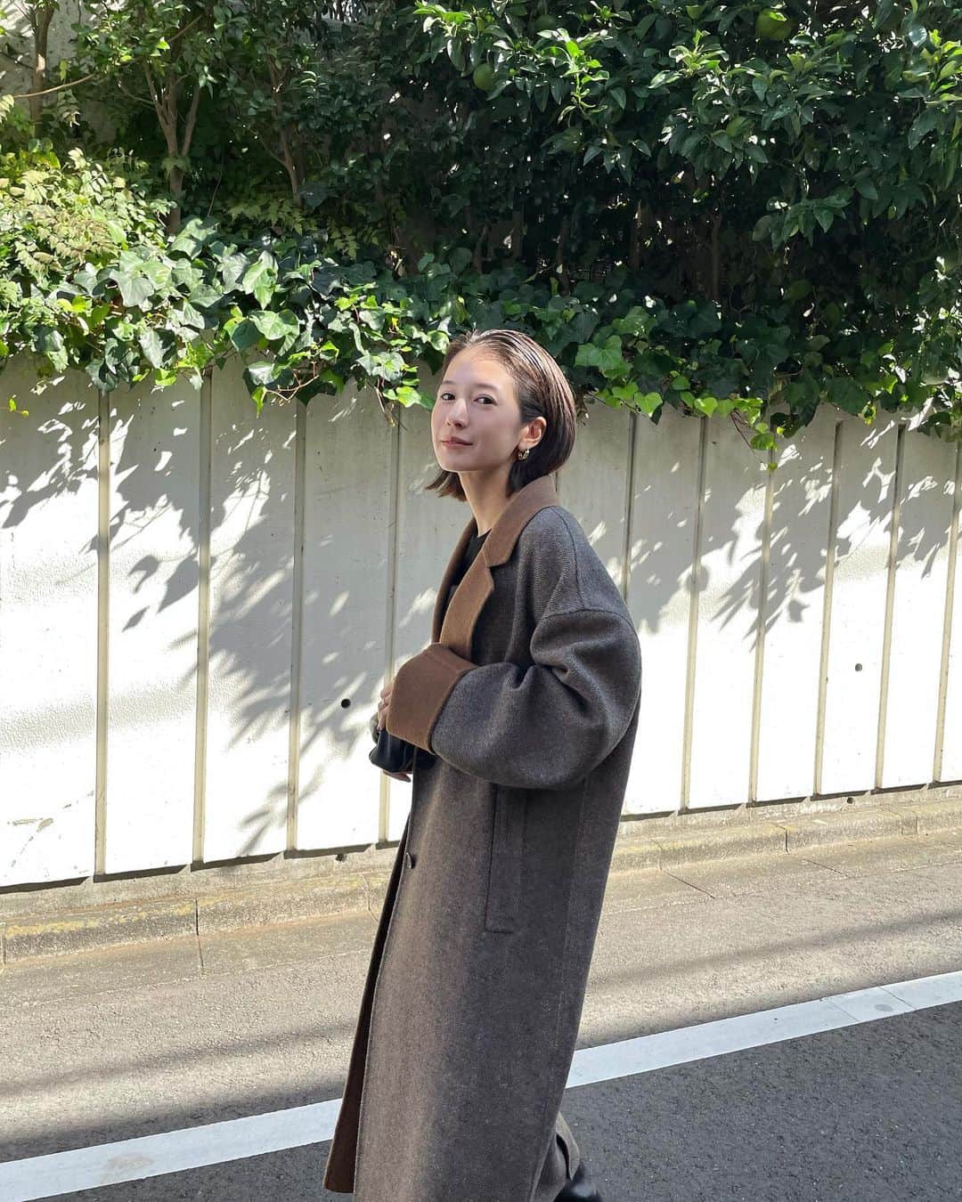 松本恵奈さんのインスタグラム写真 - (松本恵奈Instagram)「寒くなってきたから私服が楽しくて楽しくて早速、家にあったNEP TWEED RIVER COATを着てきました♡ 買うかずーっと悩んでたけど絶対使うだろうと自分に言い聞かせ結局買っちゃいました。笑  一重でリバー仕立てのチェスターコートなので着心地も軽くてこれからの時期にぴったりです♡ 表はネップが配色ポイントのツイル生地、裏は無地という、表裏全く違った表情のCLANEオリジナルの拘りの生地です☺️シンプルなチェスターコートなのでベーシックに着て頂けるので是非、こちらもcheckしてみてね♡  女っぽく着たい気分だったから深スリットのワンピースにオールバックで合わせたよー♡ ブランドもタグ付けしときますね🏷 #clane #発売中 #outer #買ったやつ」10月19日 20時30分 - ena1123