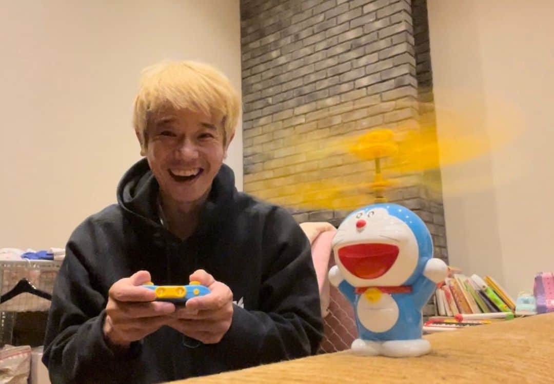 庄司智春のインスタグラム：「これヤバい！ ドラえもんのポケットから 出てきた様なドラえもんのラジコン！ 子供達より楽しんでる！ #空飛ぶドラえもん」