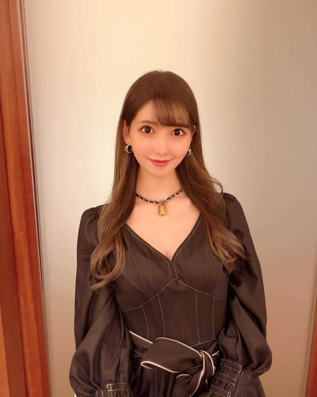 のインスタグラム：「. こんばんは🍁 . 昨日着けてた南京錠のネックレス🔐✨ LVのヴィンテージものだよ〜！ わたしはチェーン短めで、チョーカーぽくしてみた🖤 存在感あってかわいい☺️ @vintage_shop_nostalgie  . #チョーカー#ネックレス#南京錠#ヴィンテージ#ルイヴィトン#ゴルフ女子#ゴルフ初心者#ゴルフ#ゴルフ好き#ゴルフ好きな人と繋がりたい #nostalgie #vintage_shop_nostalgie#vintage_nostalgie #necklace#vintage#louisvuitton#vintagefashion#herlipto#golf#golfstagram#golfgirl#golflife#japan#japanesegirl」