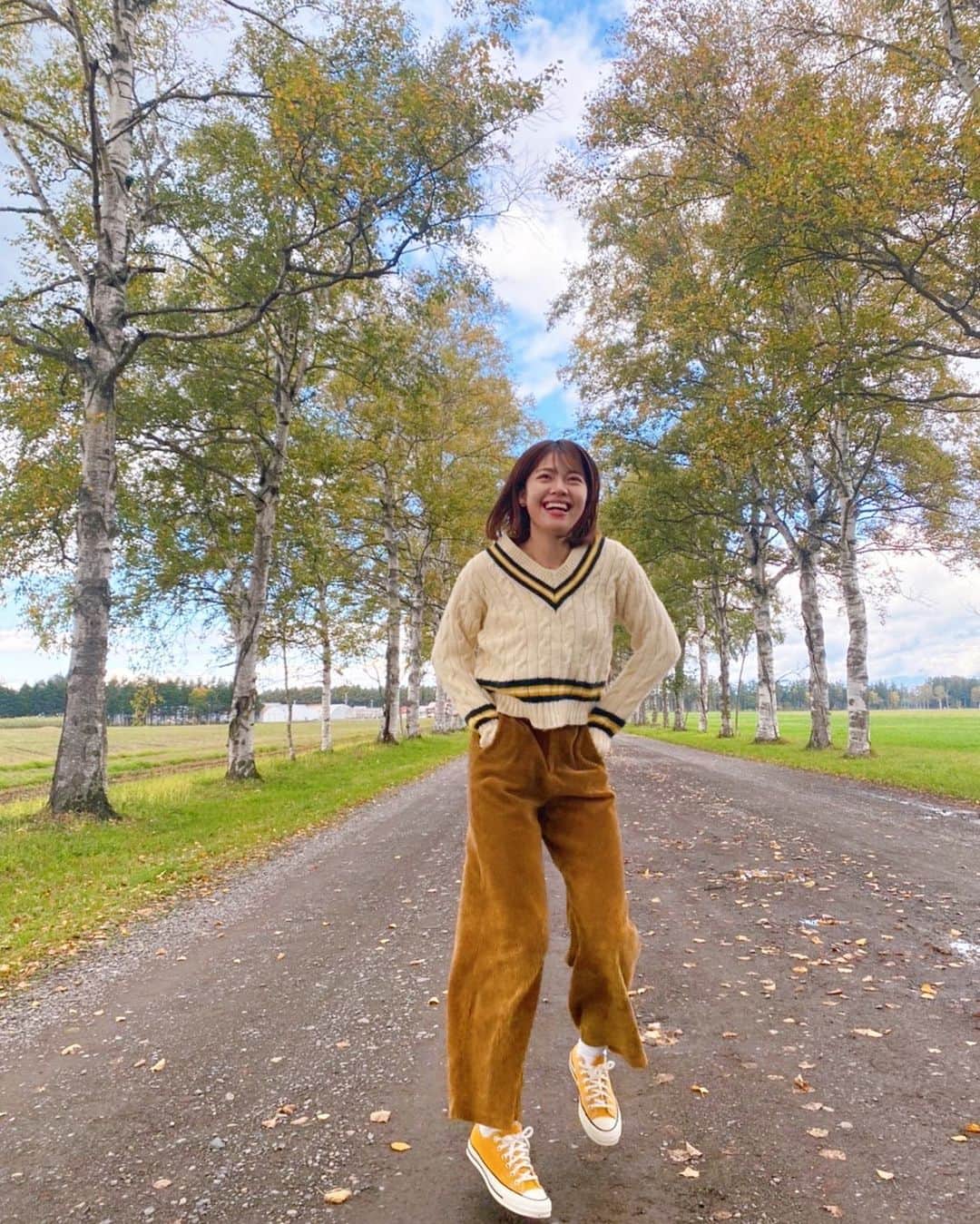 吉田晴香さんのインスタグラム写真 - (吉田晴香Instagram)「いつの日かの  #白樺並木  やっぱりいつ来ても好き☺︎  #北海道#hokkaido#hokkaidolove」10月19日 20時49分 - haruka_yoshidaa