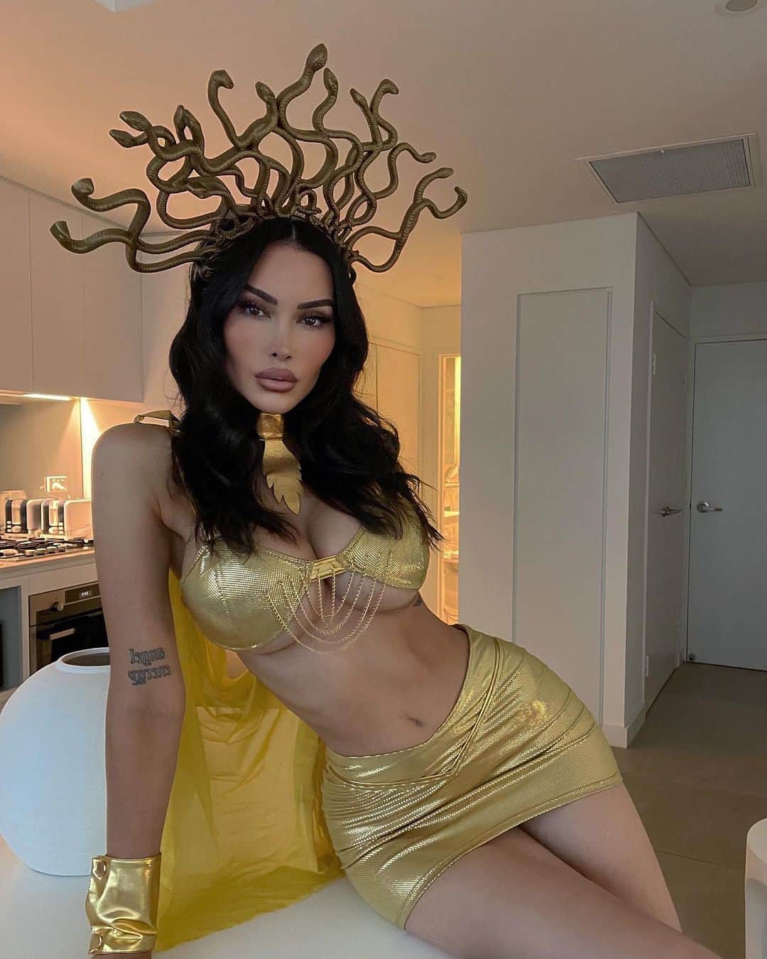 ANNELESE MILTONのインスタグラム：「Medusa Mami 🐍🎃 @fashionnova has the best Halloween fits 🎃🐍🥀👻 fashionnovapartner」