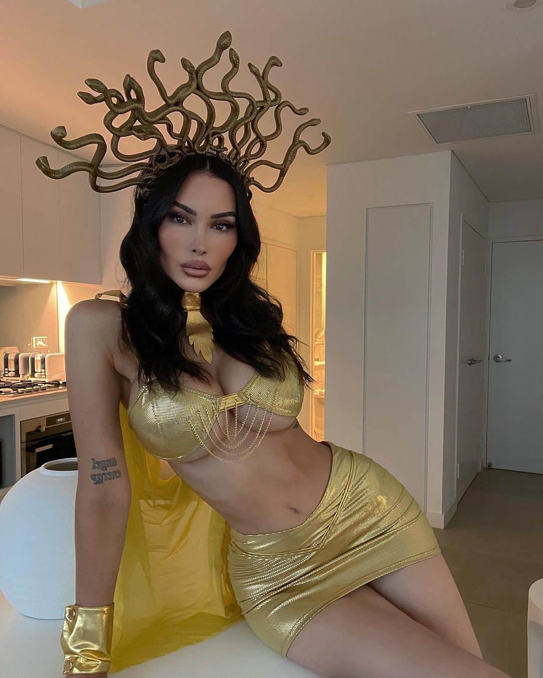 ANNELESE MILTONさんのインスタグラム写真 - (ANNELESE MILTONInstagram)「Medusa Mami 🐍🎃 @fashionnova has the best Halloween fits 🎃🐍🥀👻 fashionnovapartner」10月19日 21時01分 - annelesemilton